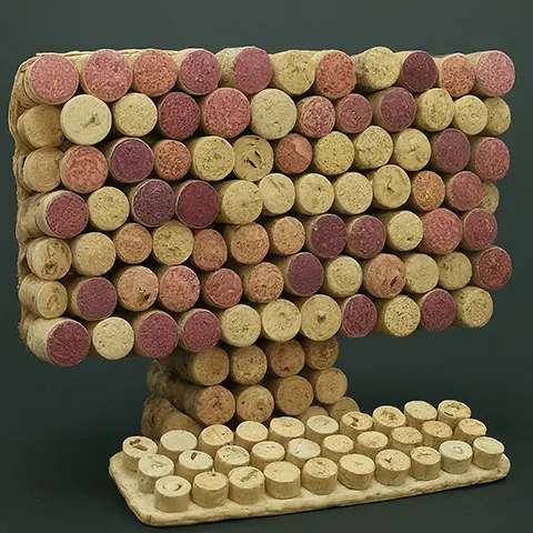 iMac hecho de tapones de corcho de botellas de vino de La rioja