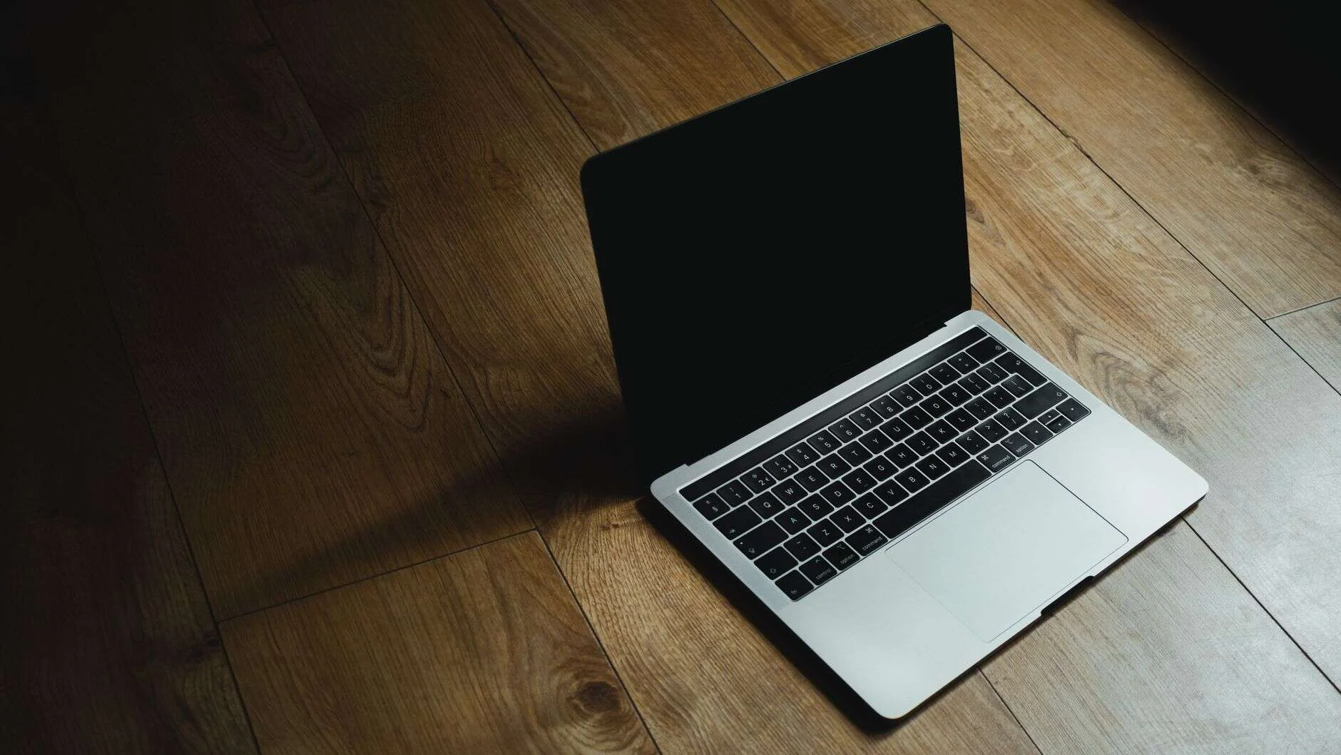 Mi Mac no enciende: qué comprobar antes de llevarlo a reparar 1 MacBook que no enciende sobre una mesa de madera