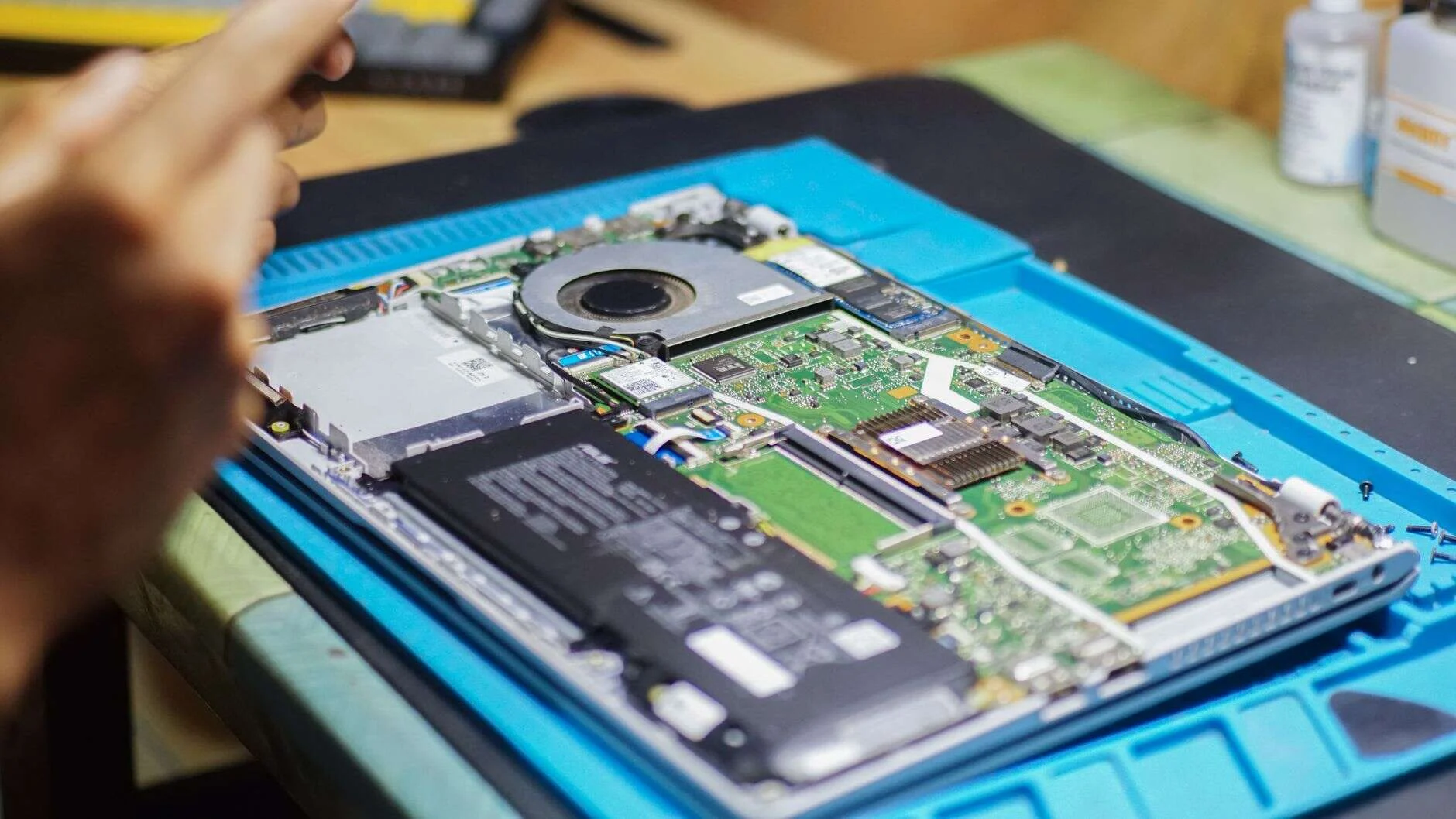 Reparar placa base de MacBook Air en Logroño 1 Portátil abierto con la placa base a la vista durante una reparación