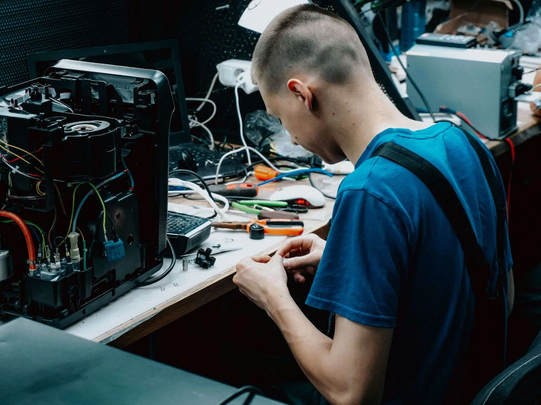 Cómo trabajo 1 Técnico trabajando en su banco de reparación del laboratorio