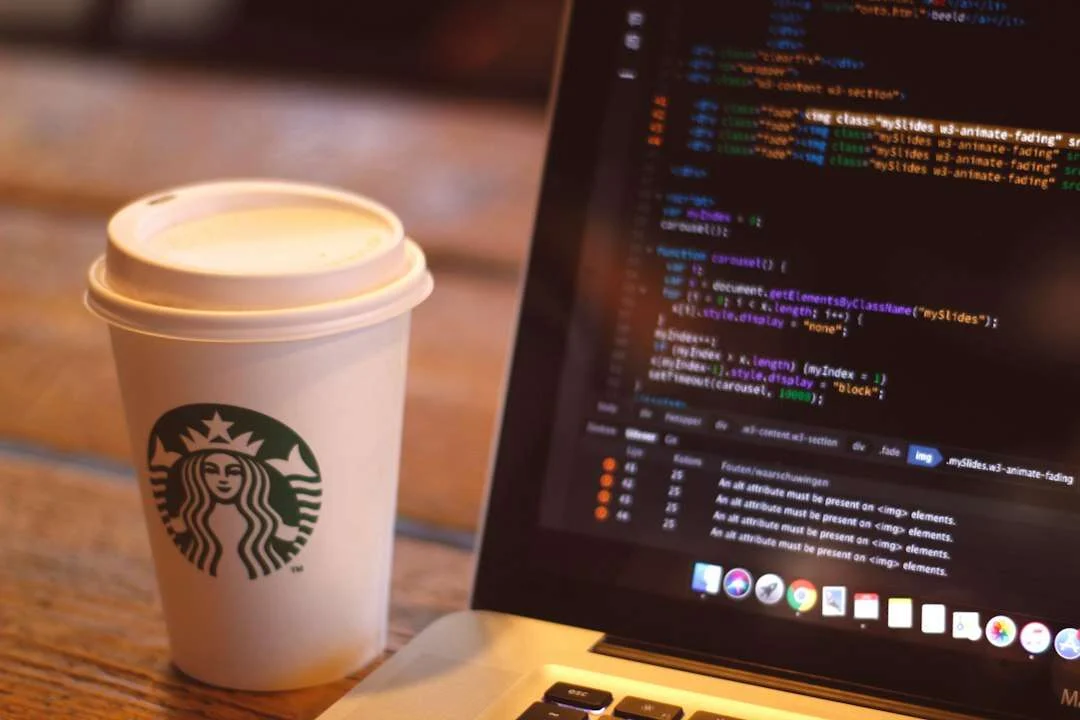 Vaso de café junto a un MacBook Pro, riesgo de MacBook mojado