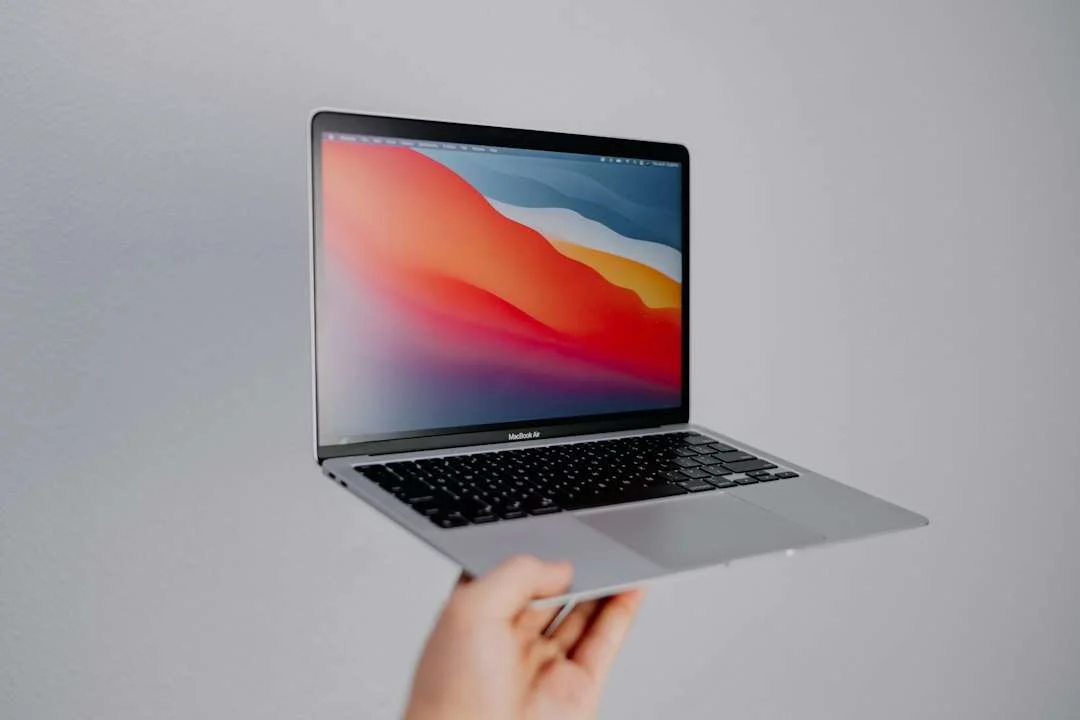 MacBook Air no enciende: reparación en Logroño 1 MacBook Air que no enciende sobre una mesa blanca