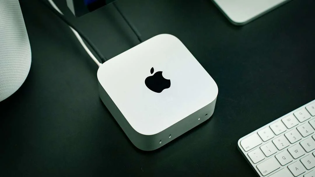Reparar placa base de Mac mini en Logroño 1 Mac mini sobre el escritorio, reparación de placa base