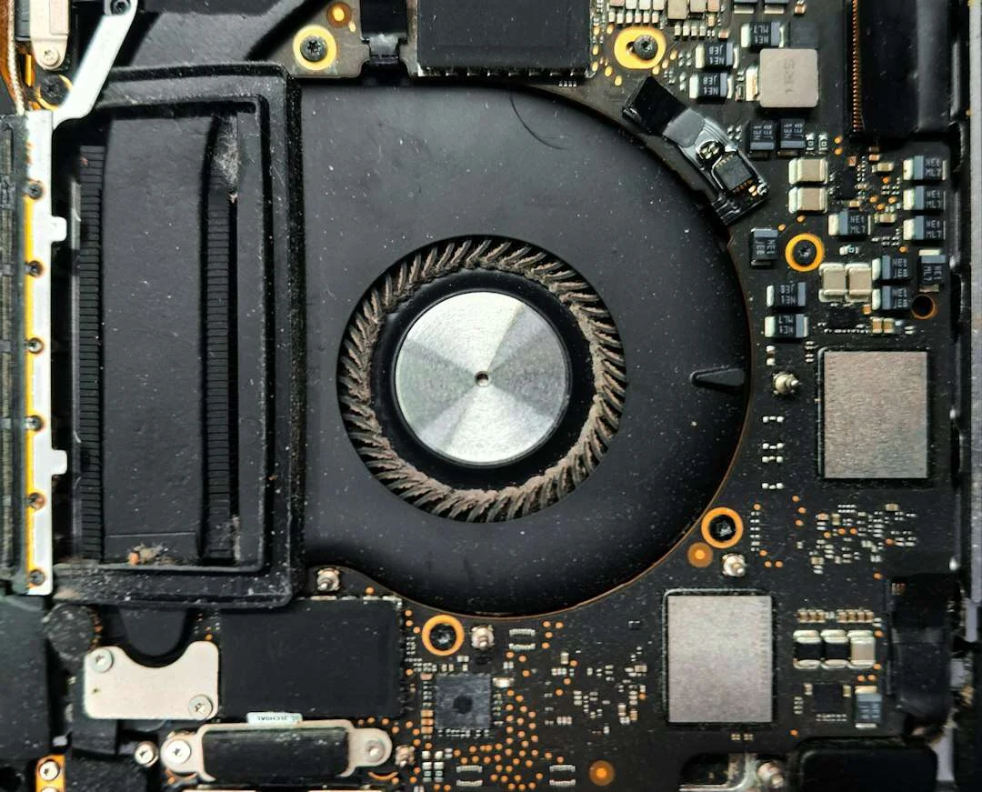 Interior de MacBook Pro con ventilador y chip gráfico